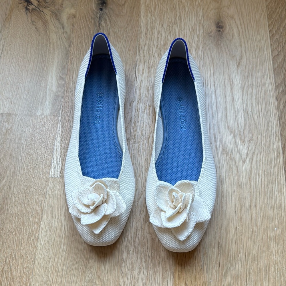 NEVER WORN Rothy’s - petal square in “love bird” size 9